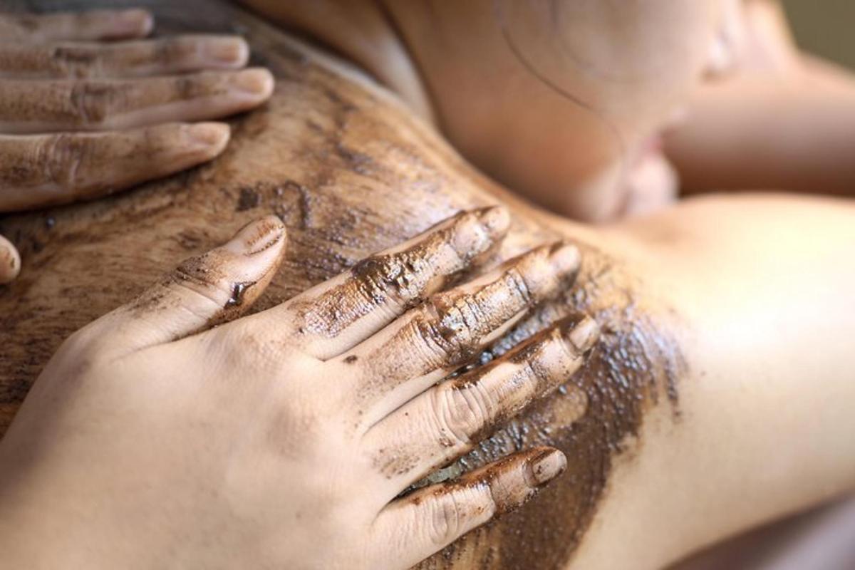 una donna con le mani sulla schiena