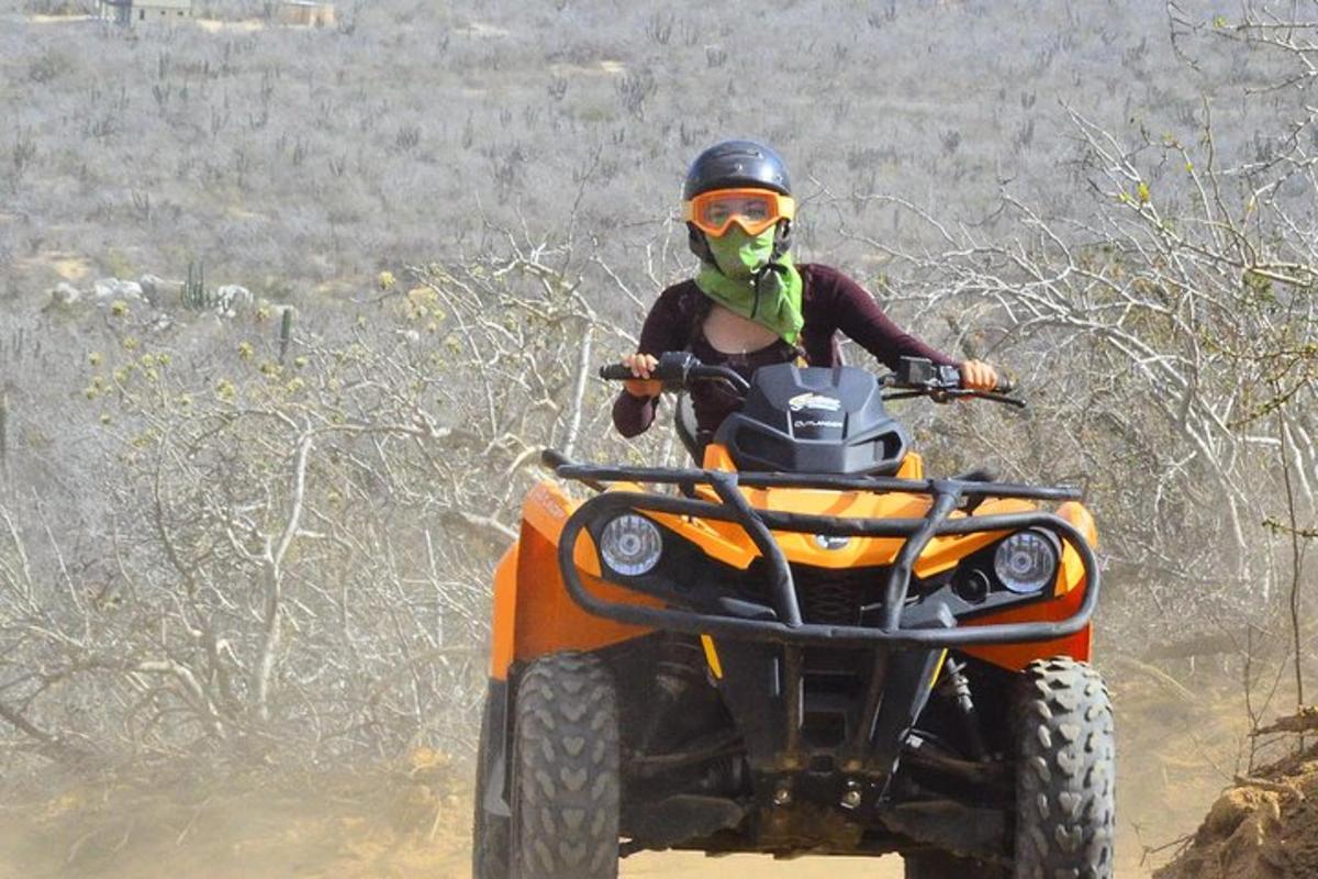 una persona su un quad nel fango
