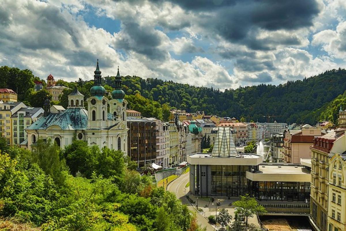 Letecký pohled na město s budovami a stromy