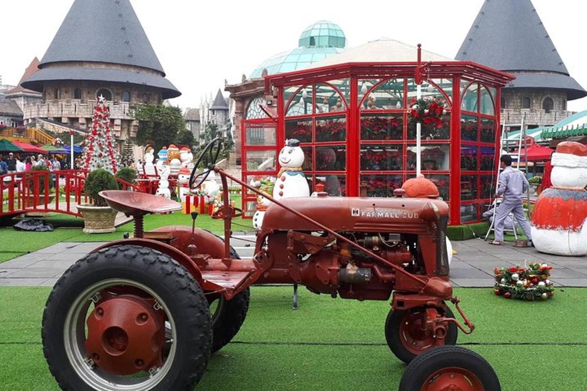 starožitný traktor vystavený před vánoční výzdobou