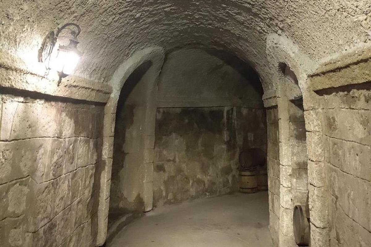 Un túnel de piedra con una luz en la pared.