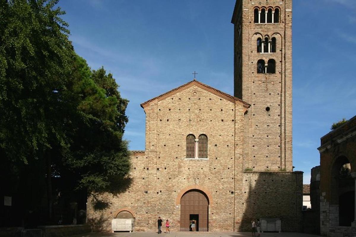 un grande edificio in mattoni con un'alta torre