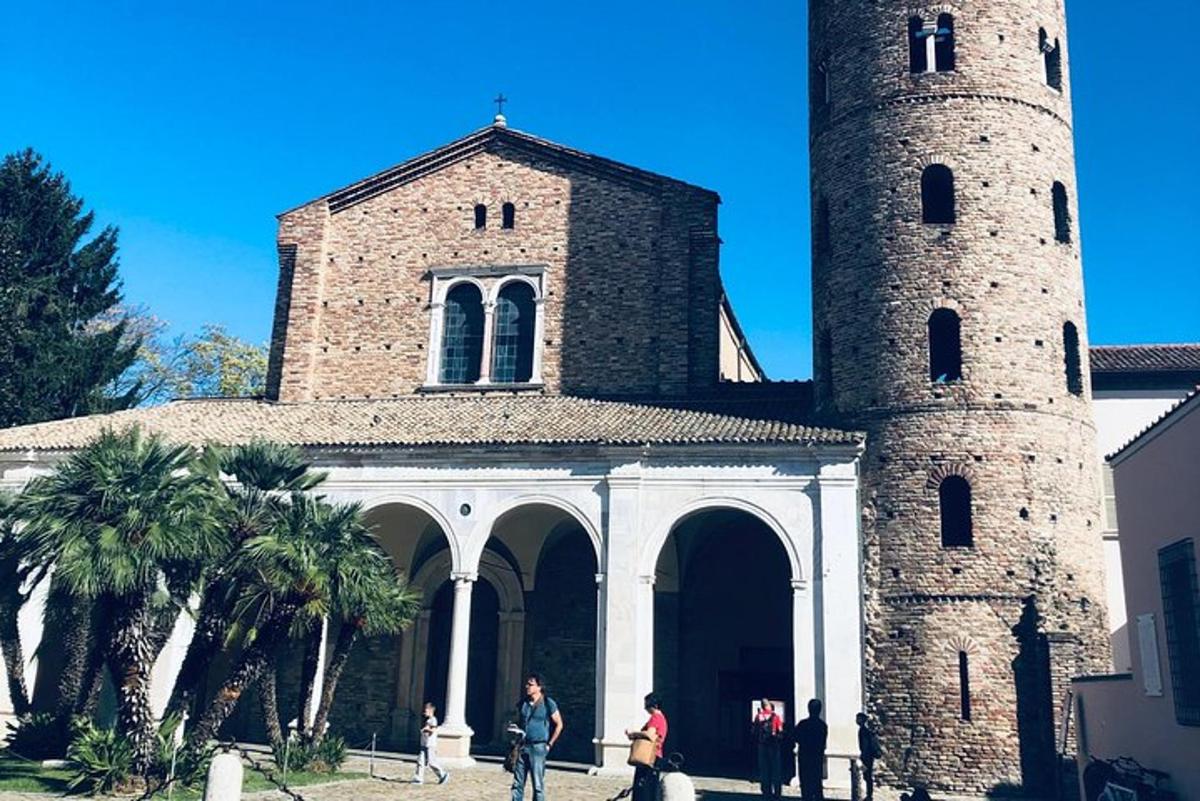 un edificio con due torri con persone in piedi di fronte