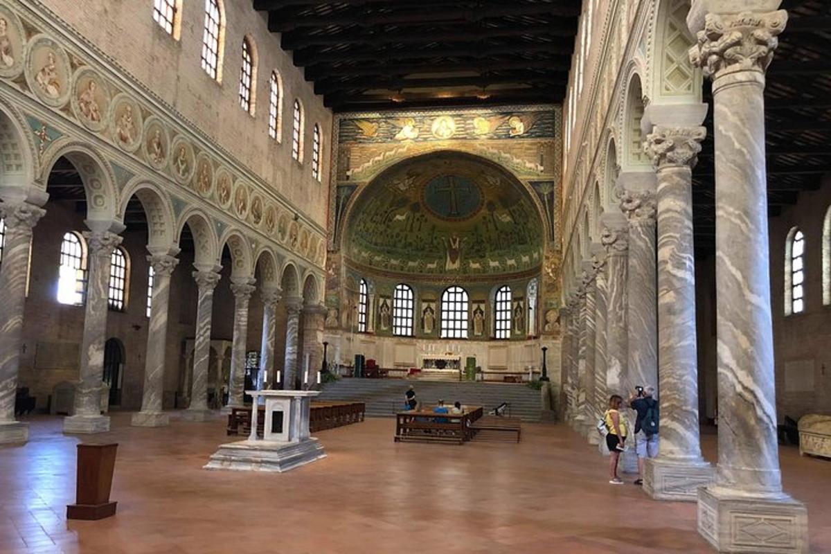 una grande stanza con un grande edificio con colonne e finestre