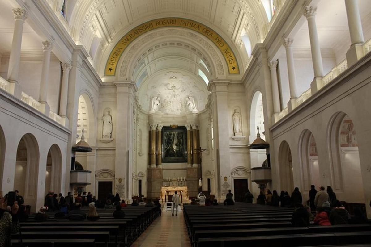 une grande église avec des gens assis sur des bancs