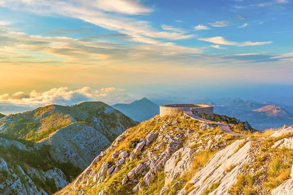 một tòa nhà trên đỉnh núi