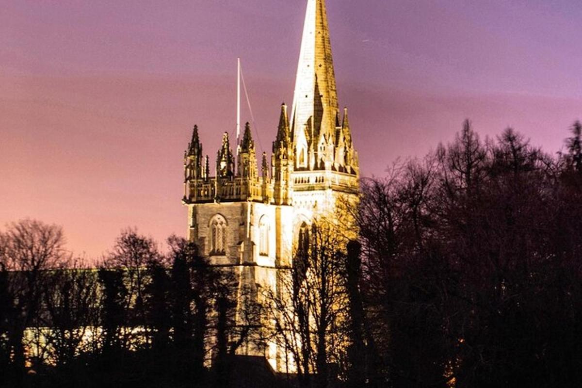 una torre di un edificio con un campanile al tramonto