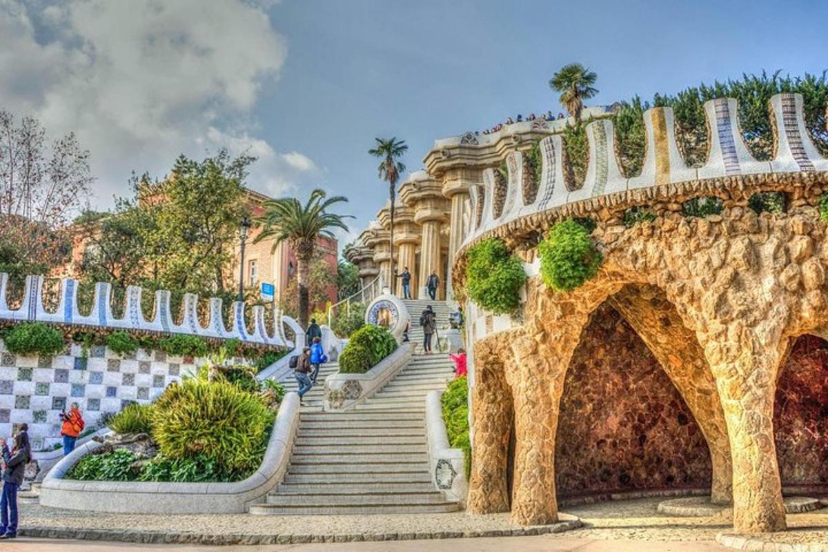 un pont en un parc amb escales i un edifici