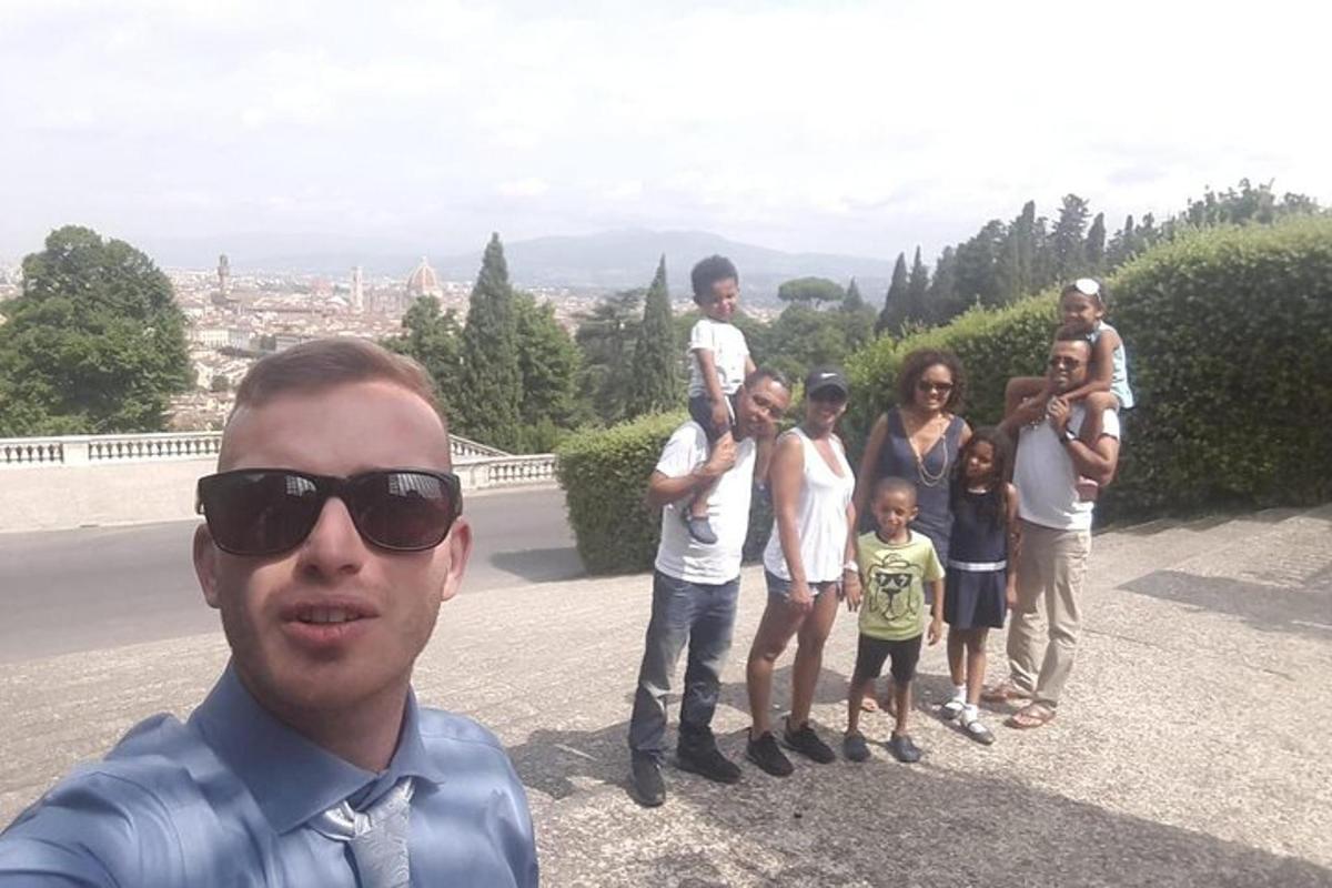 ένας άντρας που στέκεται δίπλα σε μια ομάδα ανθρώπων
