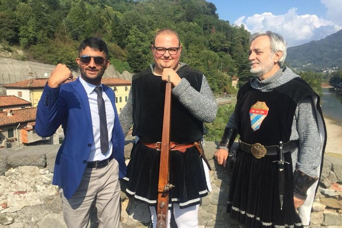 Tres hombres vestidos con disfraces posando para una fotografía