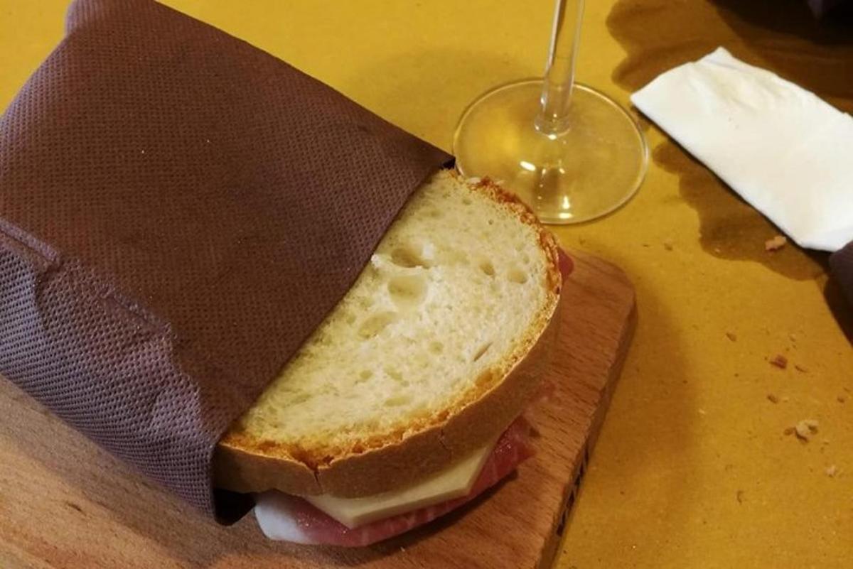 samloka á skurðarbretti á borði