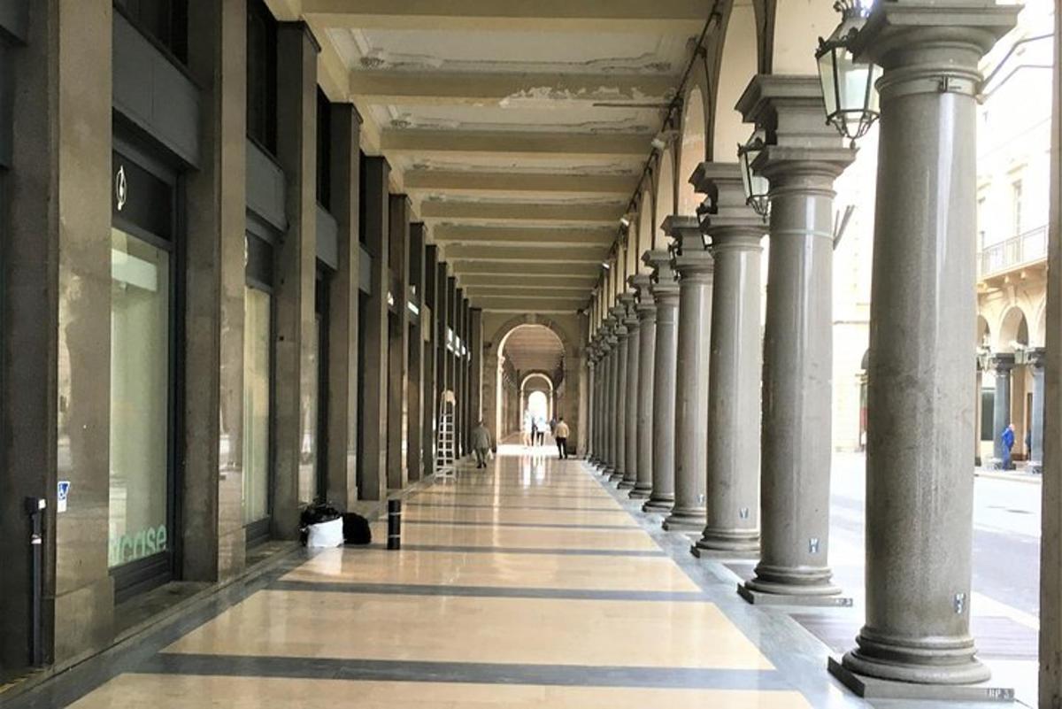 an empty hallway of a building with columns