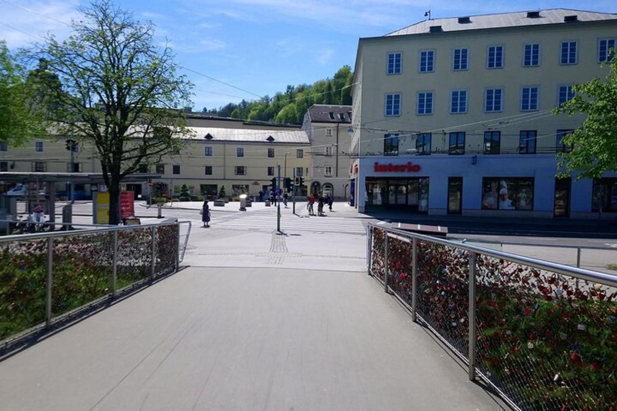 mestna ulica z ograjo in stavbami