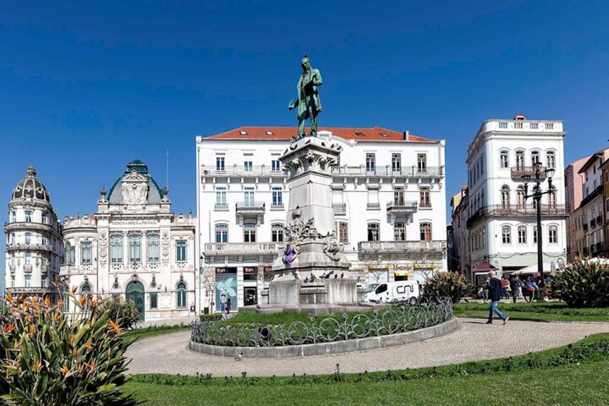 ein großes weißes Gebäude mit einer Statue davor