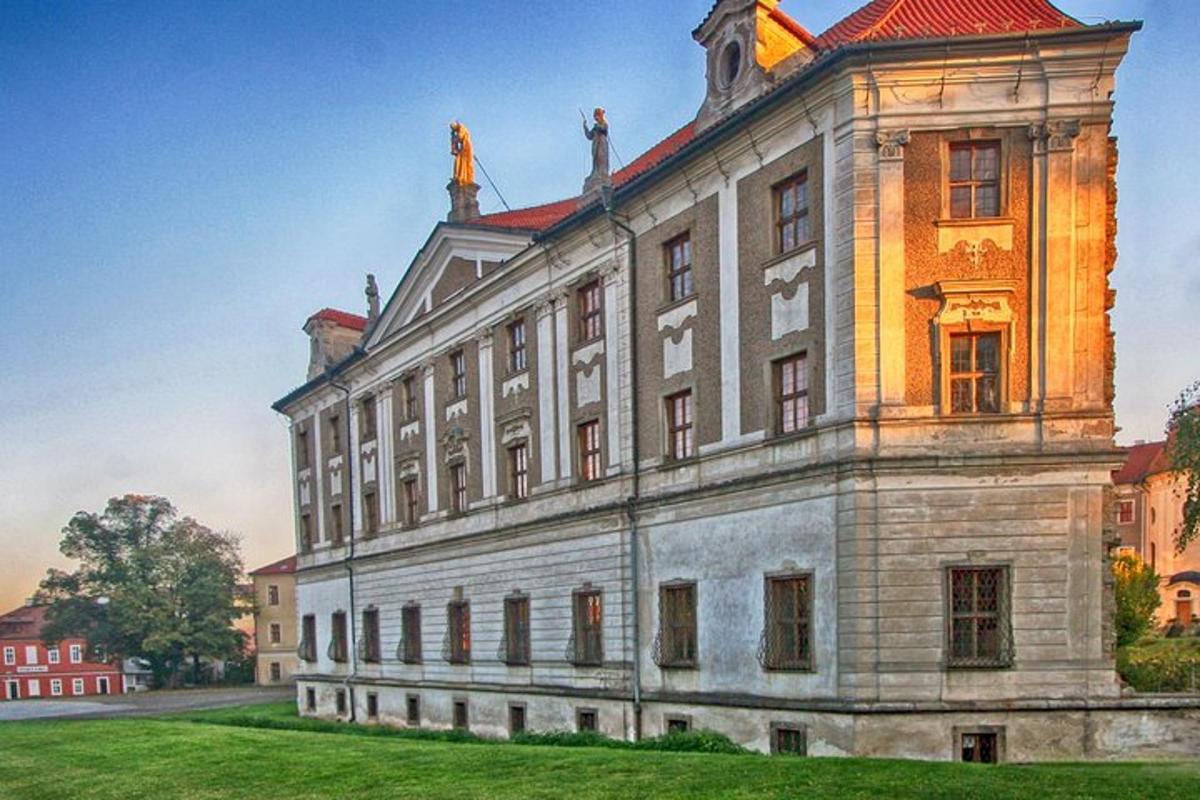 велика цегляна будівля з червоним дахом