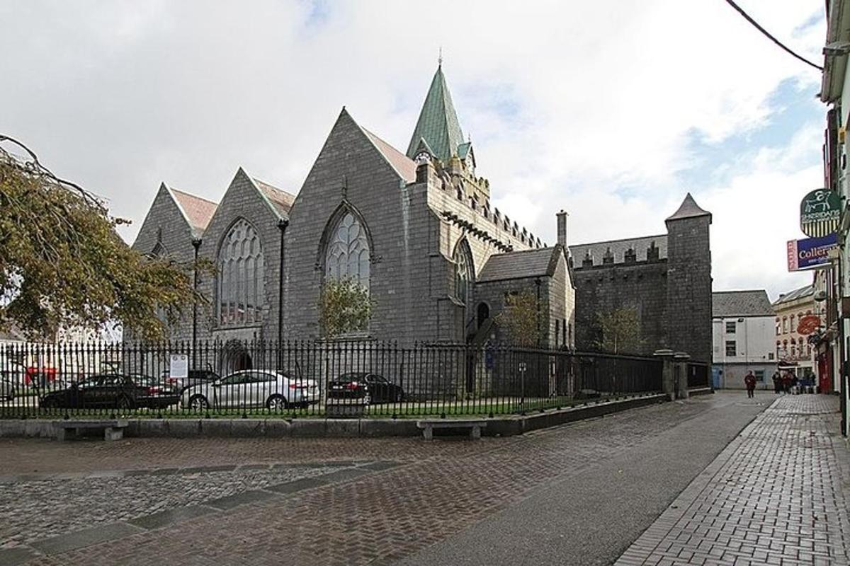 önünde arabaların park ettiği büyük bir kilise