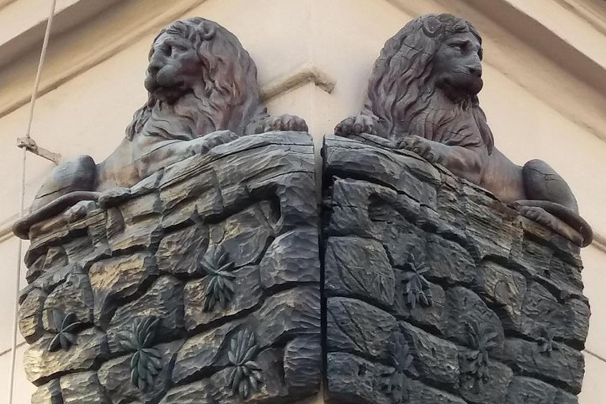 una statua di due uomini sul lato di un edificio