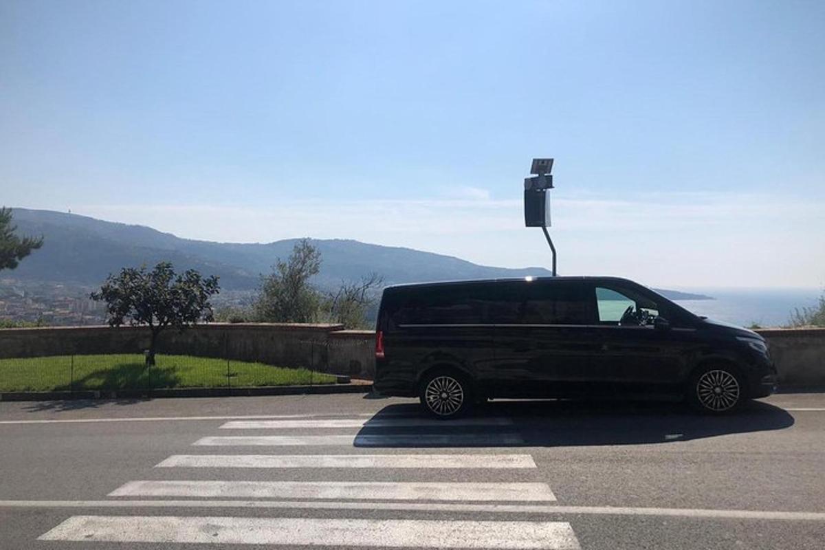 ένα μαύρο βαν παρκαρισμένο σε ένα πάρκινγκ