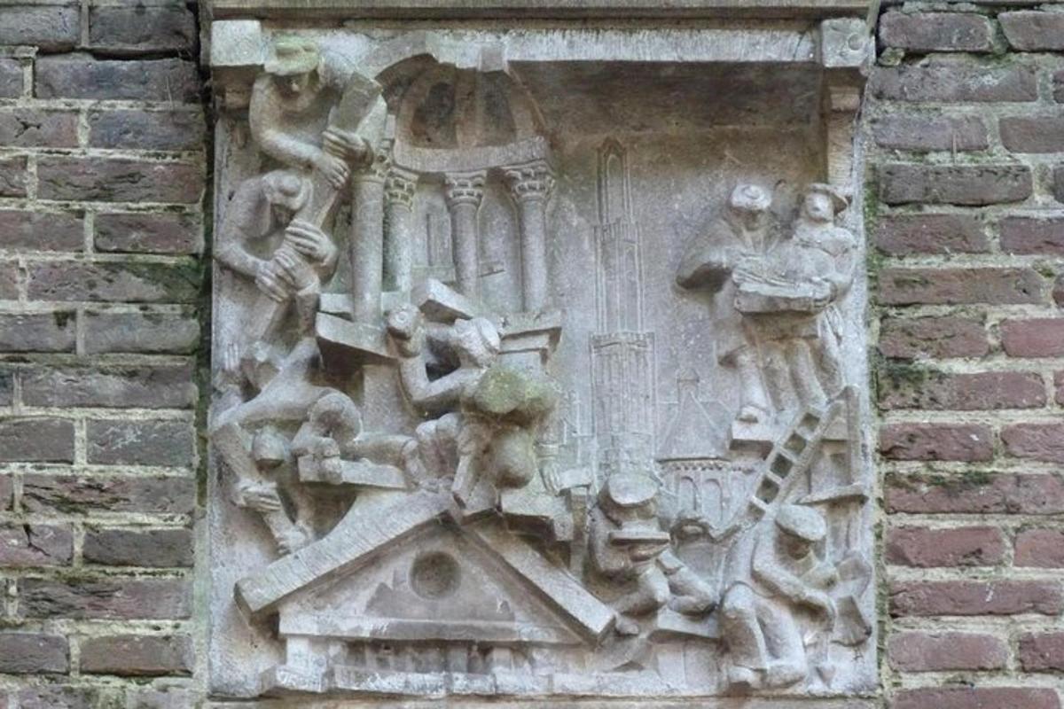kamnita skulptura na strani stavbe