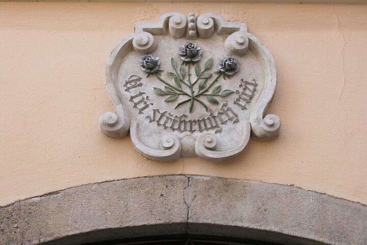 un orologio di pietra sul lato di un edificio