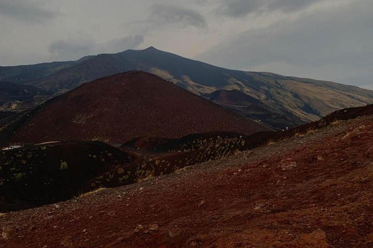 una vista d'una muntanya amb muntanyes al fons