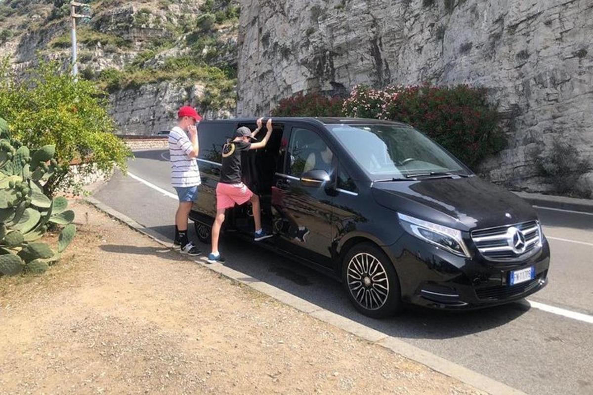 Δύο άτομα βγαίνουν από ένα μαύρο βαν