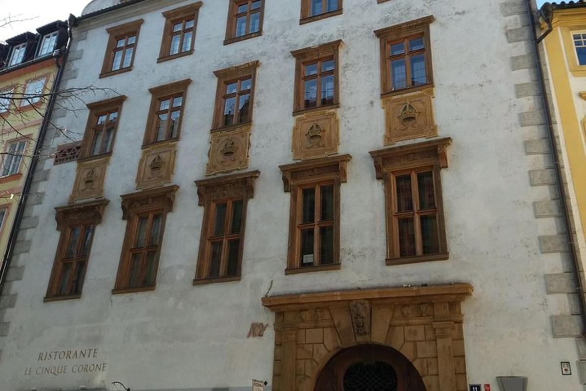 un edificio con un sacco di finestre
