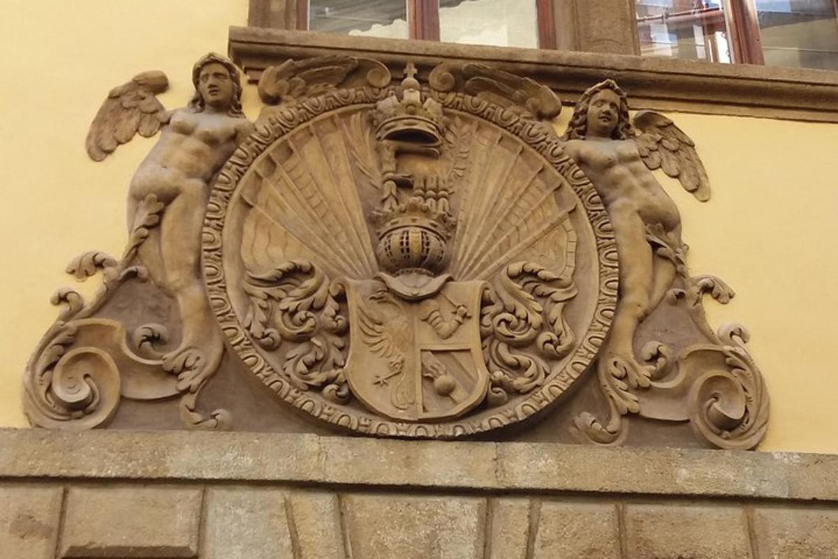 un rellotge al costat d'un edifici