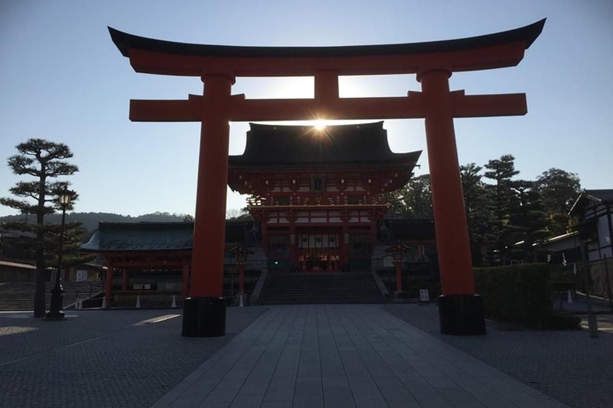 egy torii kapu két kereszttel egy épület előtt