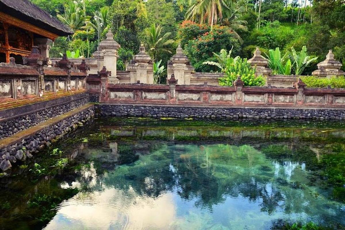 một vũng nước trước tòa nhà