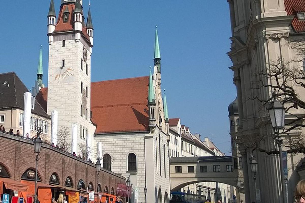 velká budova s hodinovou věží na městské ulici
