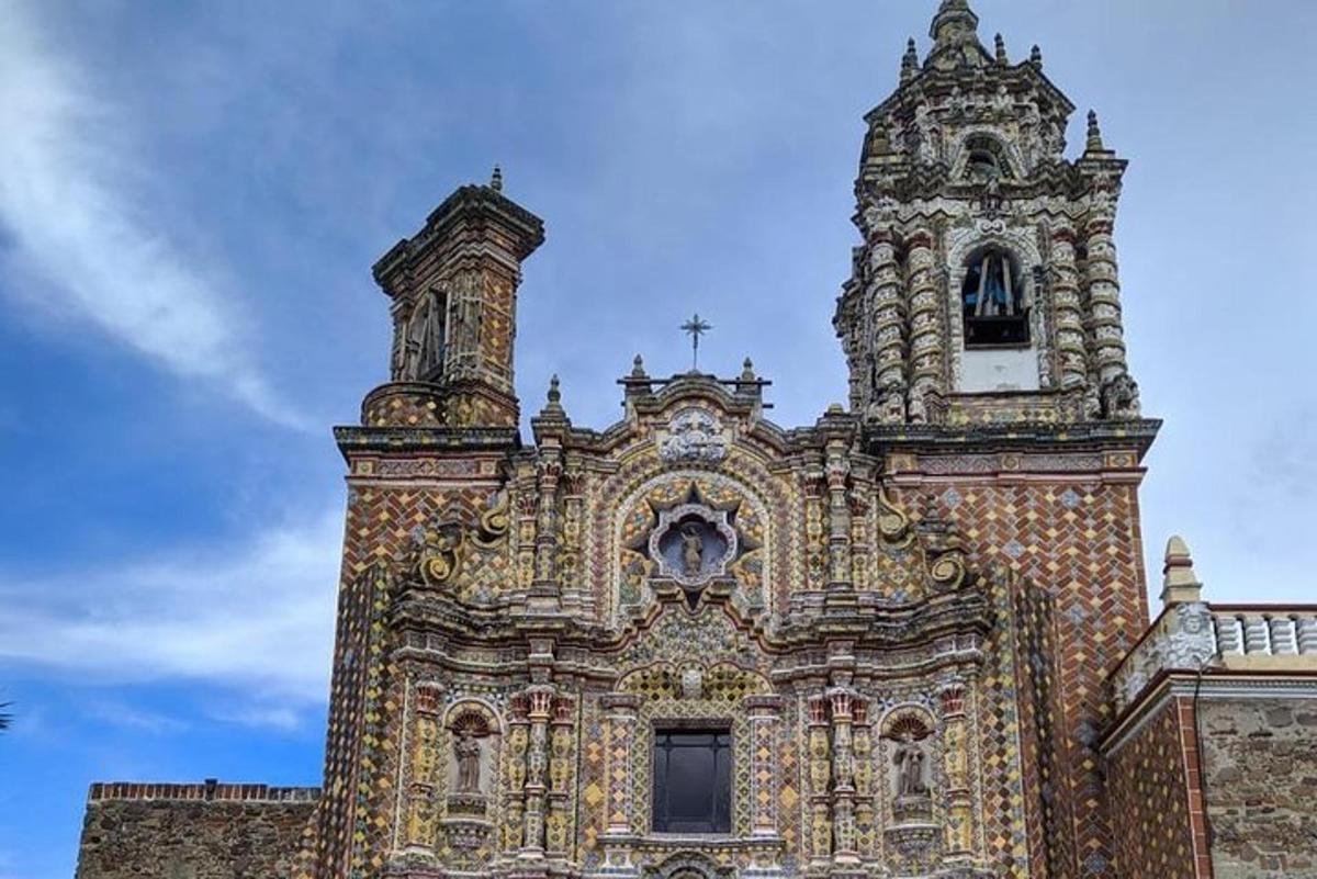 um grande edifício com uma torre e uma cruz