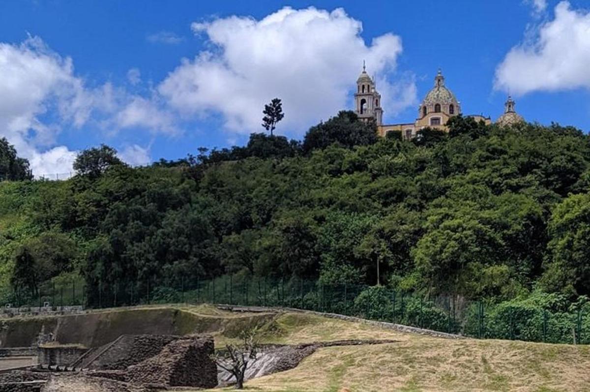 um edifício no topo de uma colina com árvores