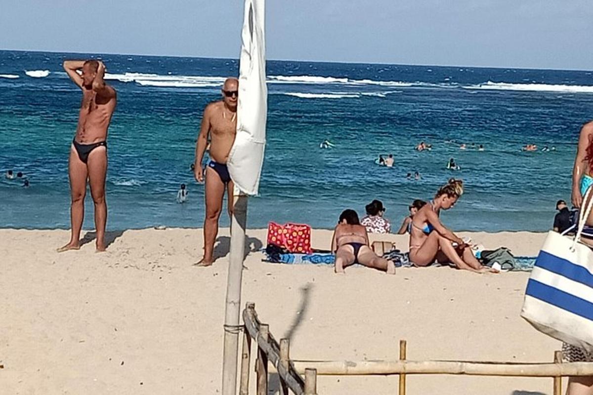 一群人站在海滩上