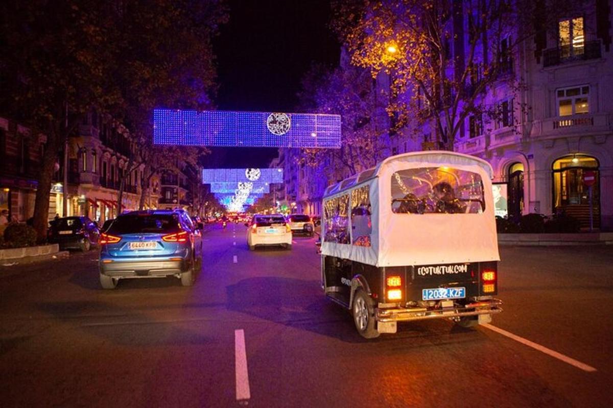 Ένα μικρό φορτηγό που οδηγεί σε έναν δρόμο της πόλης τη νύχτα