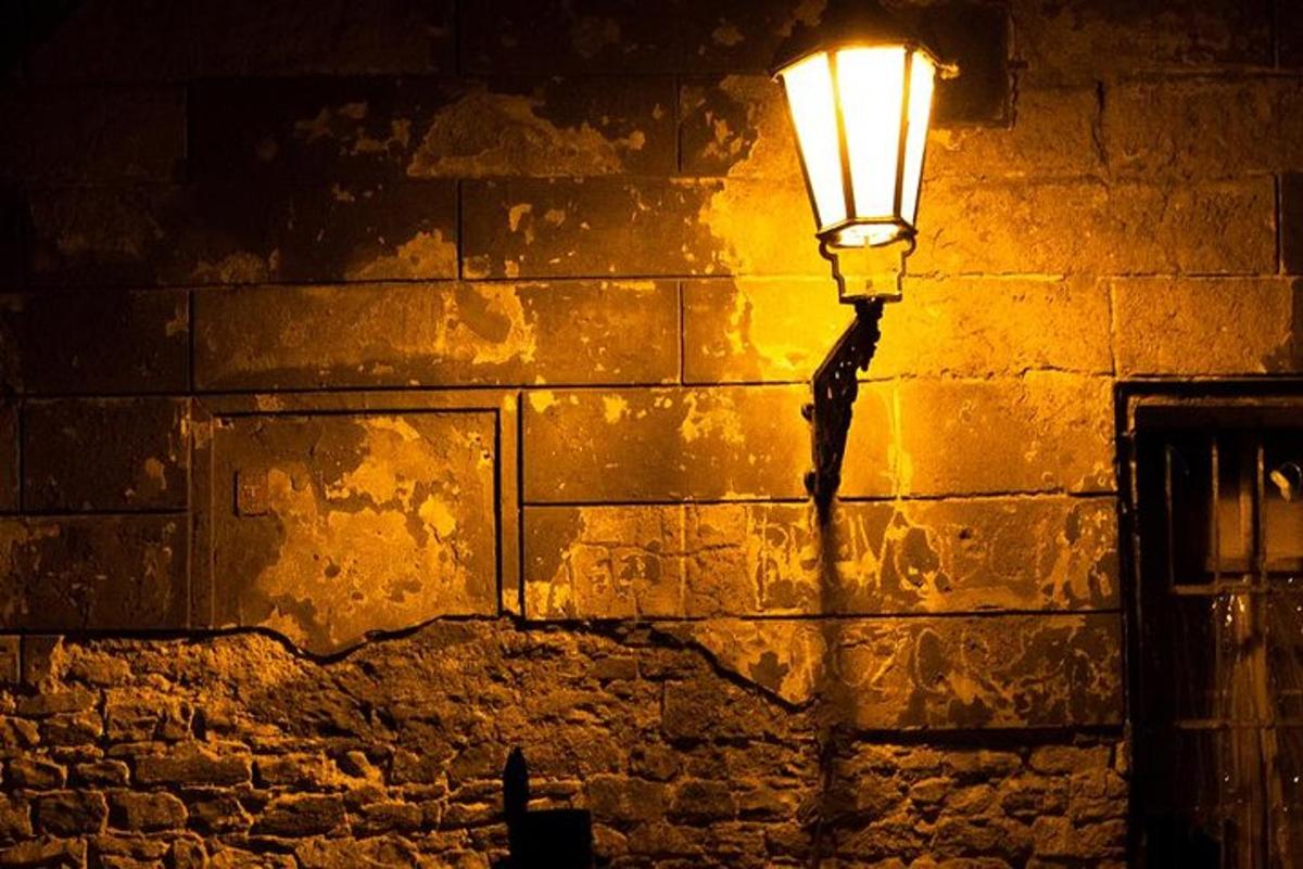 вуличний ліхтар на цегляній стіні вночі