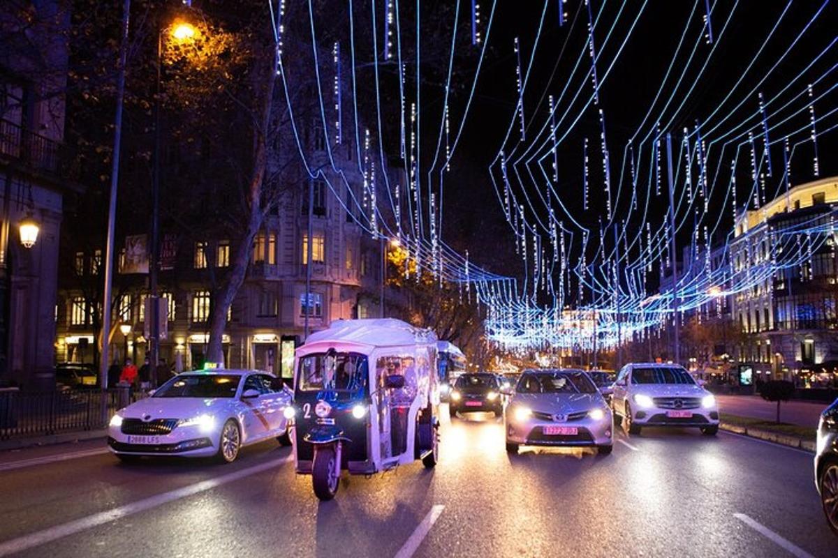 Ένας πολυσύχναστος δρόμος της πόλης τη νύχτα με αυτοκίνητα και μοτοσικλέτα
