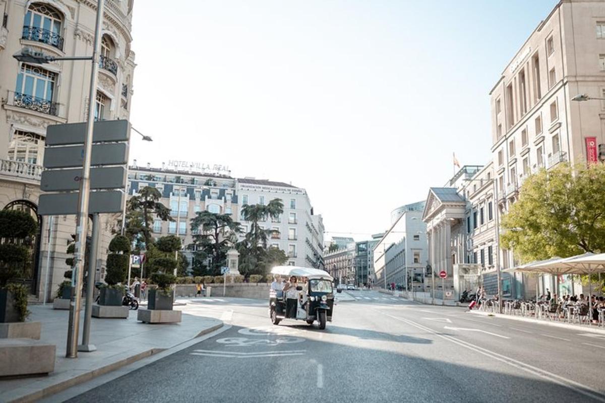 Ένα αυτοκίνητο που κινείται σε έναν δρόμο της πόλης με κτίρια