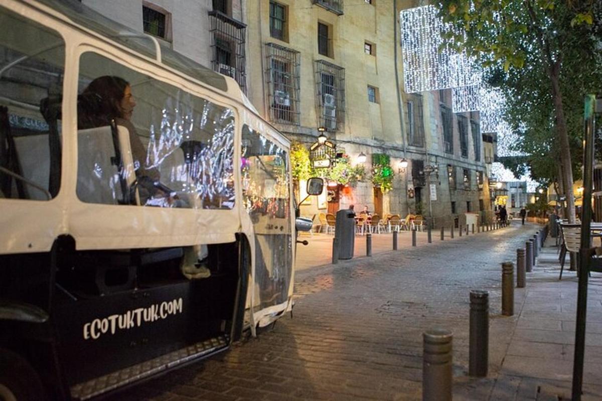 Ένα λεωφορείο είναι παρκαρισμένο σε έναν δρόμο της πόλης τη νύχτα
