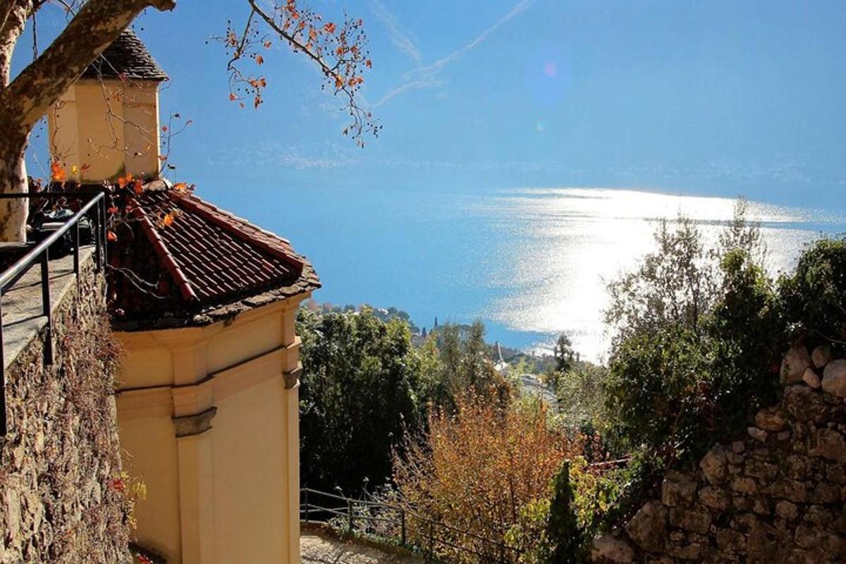 ένα κτίριο με θέα στον ωκεανό στο βάθος