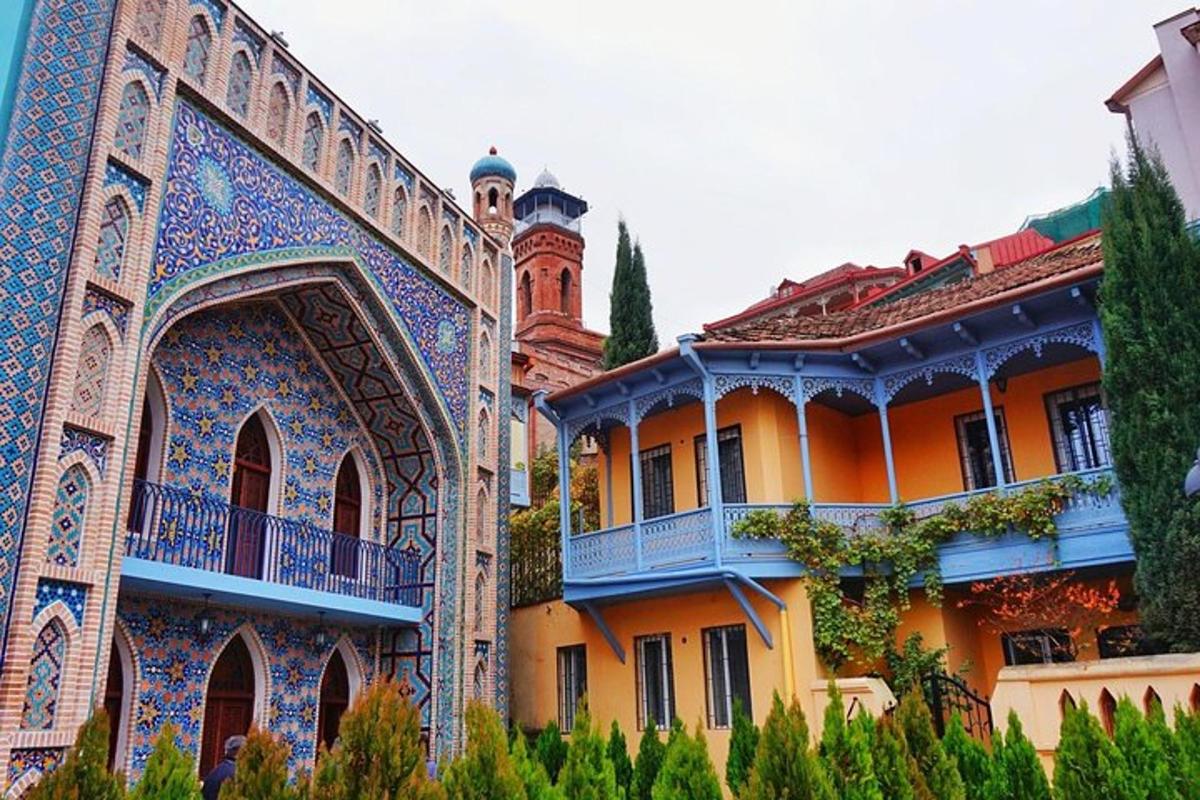 um edifício coberto de mosaicos ao lado de outro edifício