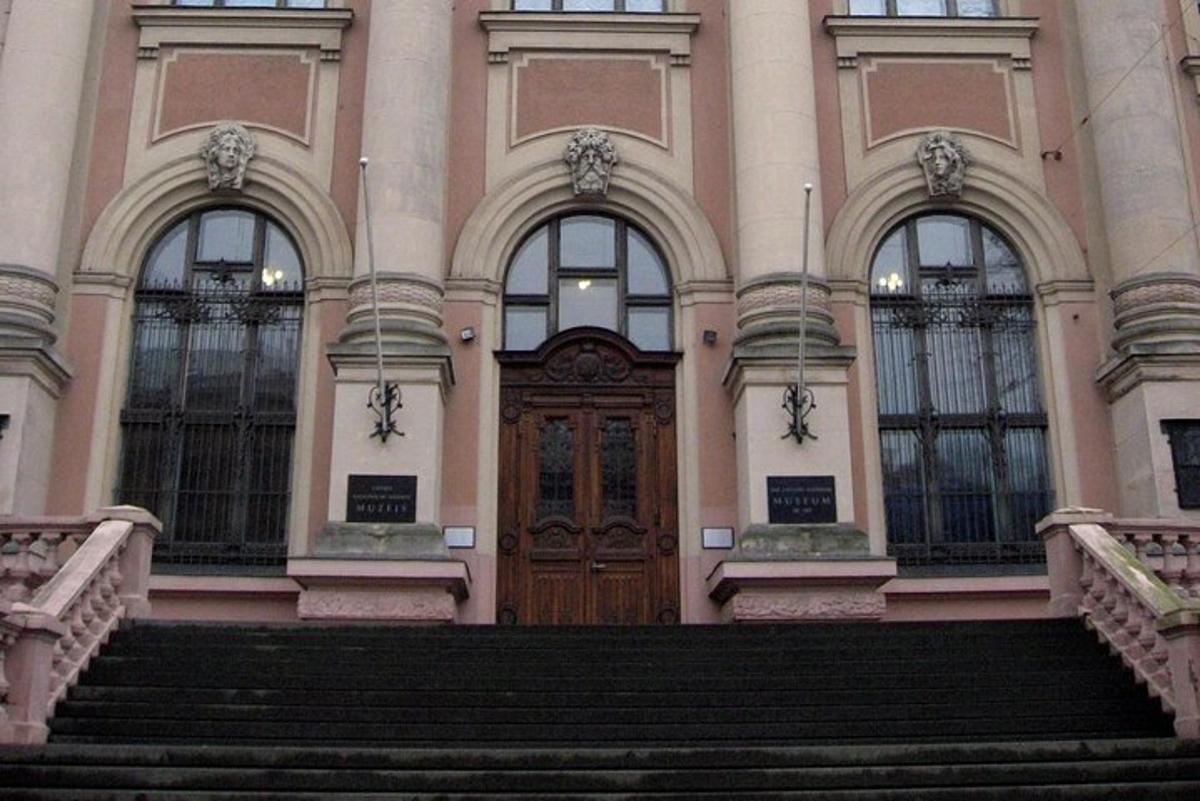 egy nagy épület faajtóval és lépcsővel