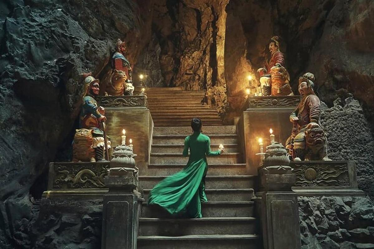 uma mulher de vestido verde subindo algumas escadas
