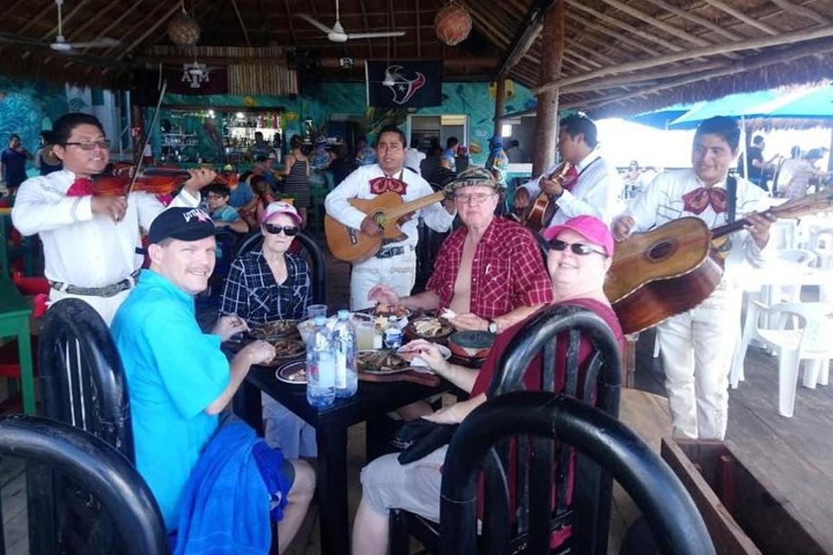 um grupo de pessoas sentadas ao redor de uma mesa com instrumentos