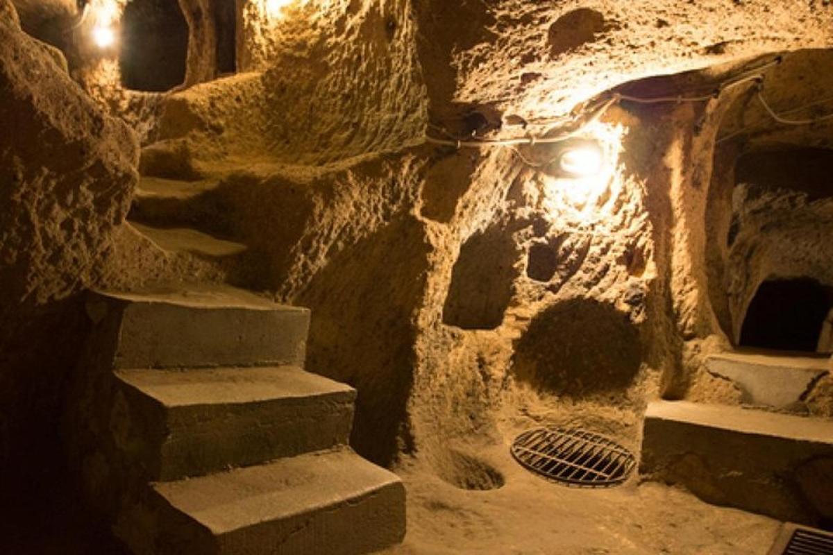 ışıklı bir mağarada merdivenli taş duvar