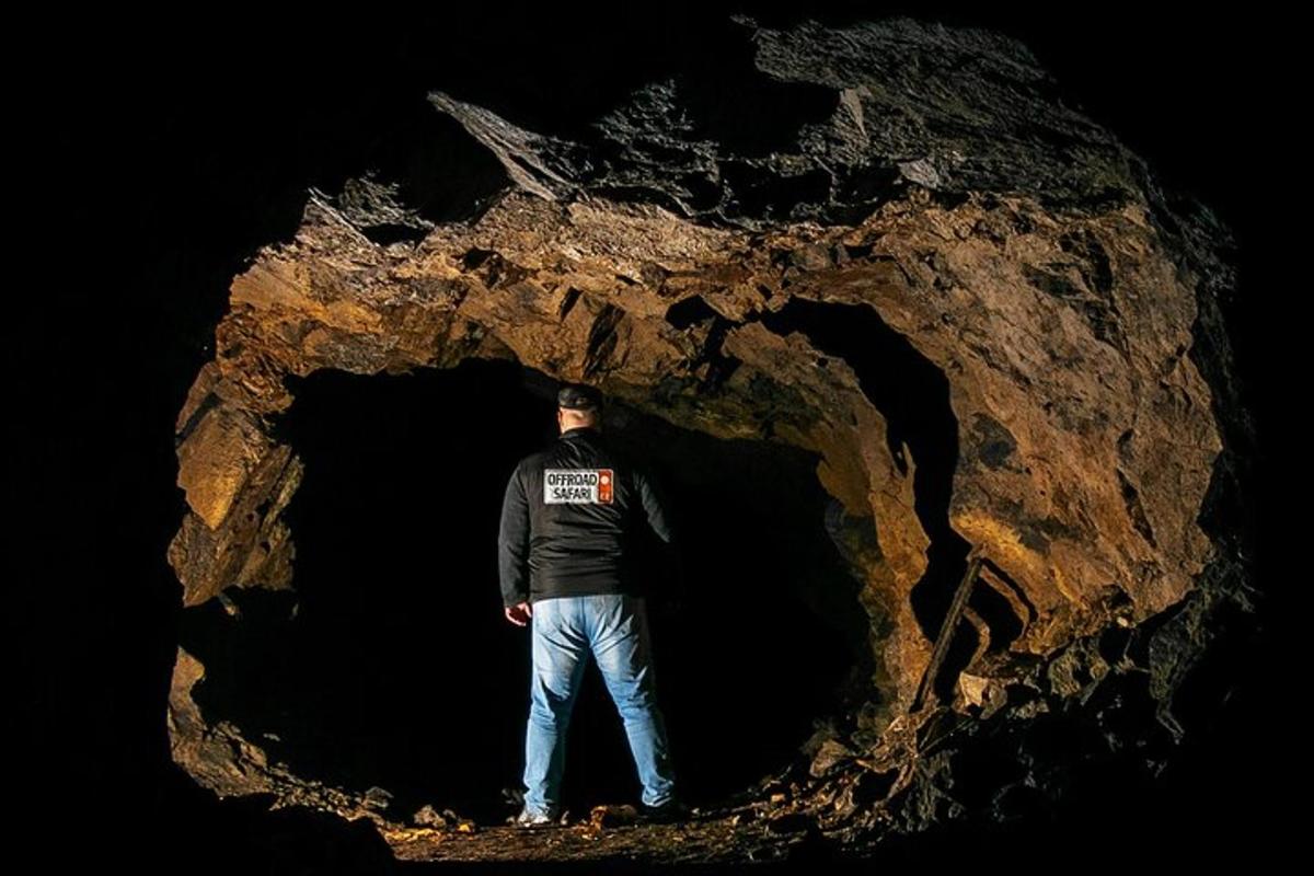 ένας άντρας που στέκεται μπροστά σε μια σπηλιά