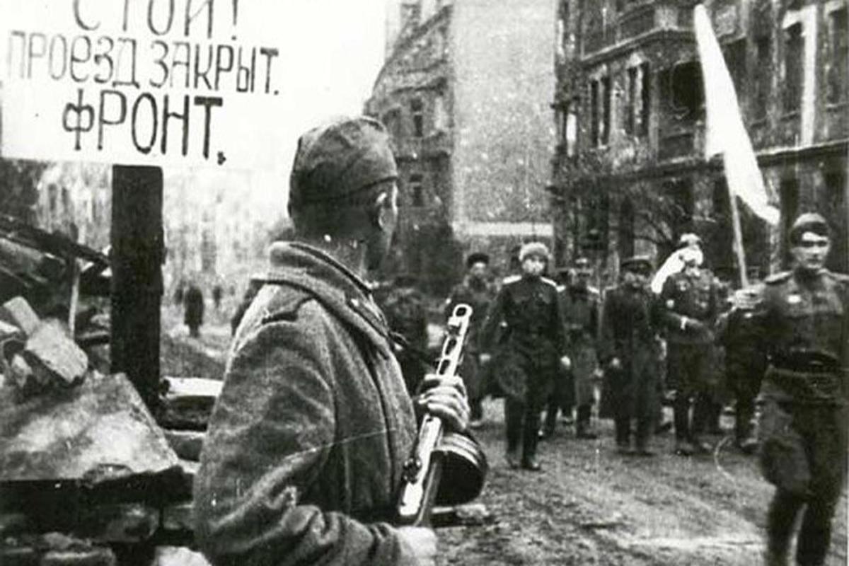 muž hrajúci na saxofóne na mestskej ulici
