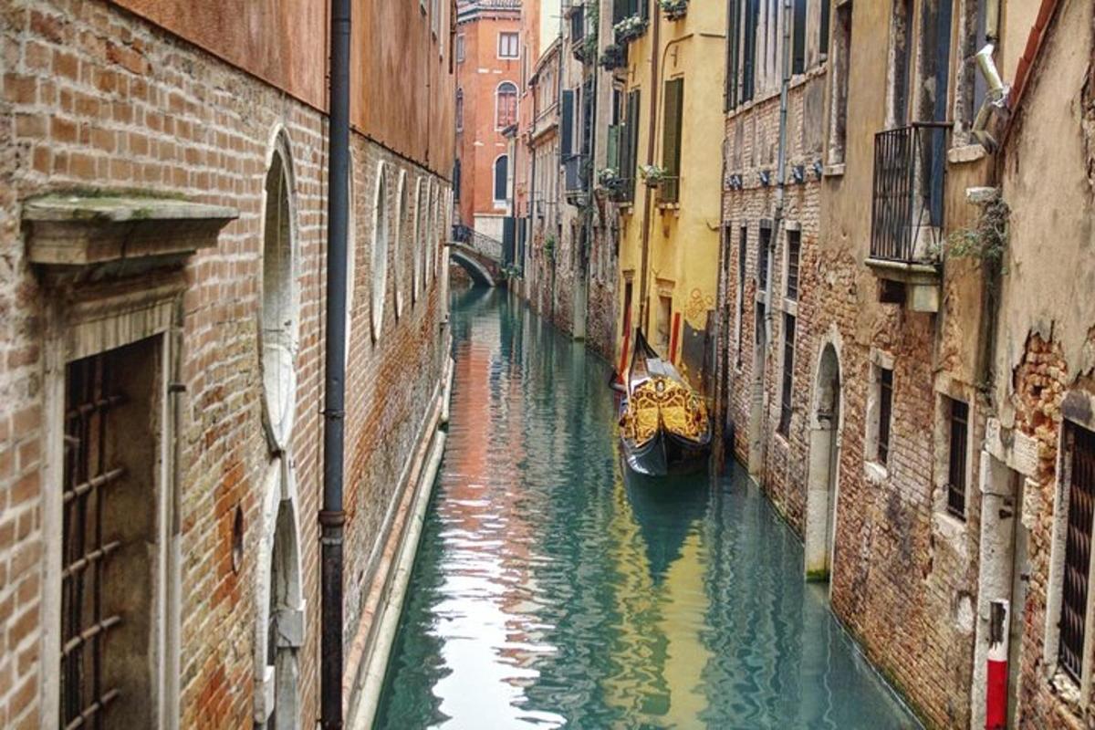 una barca in un canale tra due edifici