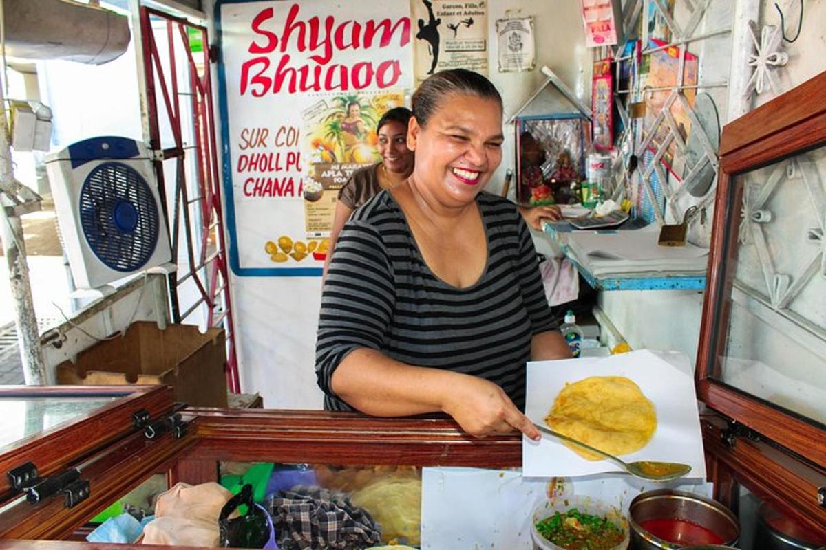een vrouw die eten klaarmaakt in een eetkraam