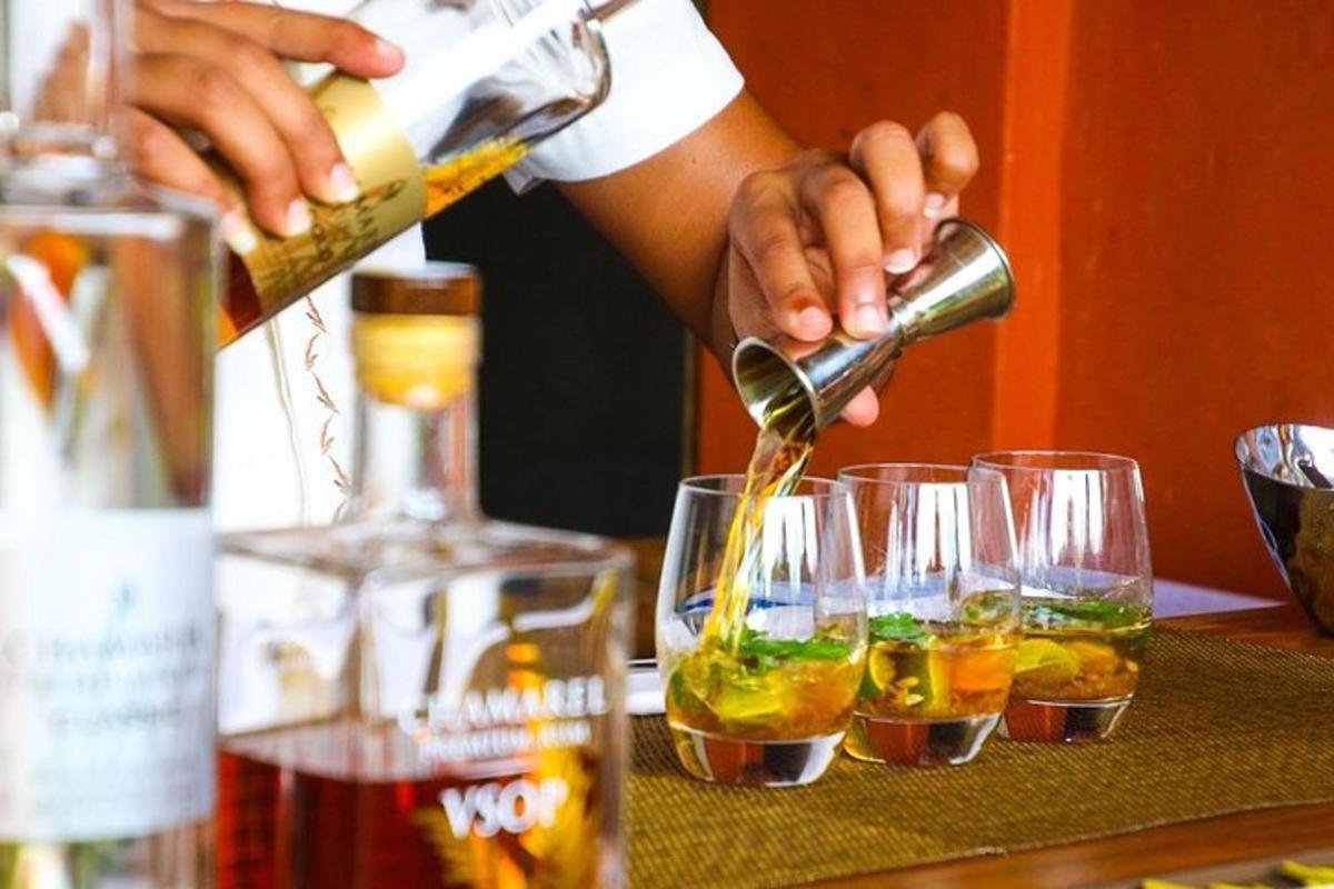seseorang menuangkan anggur ke dalam gelas di atas meja